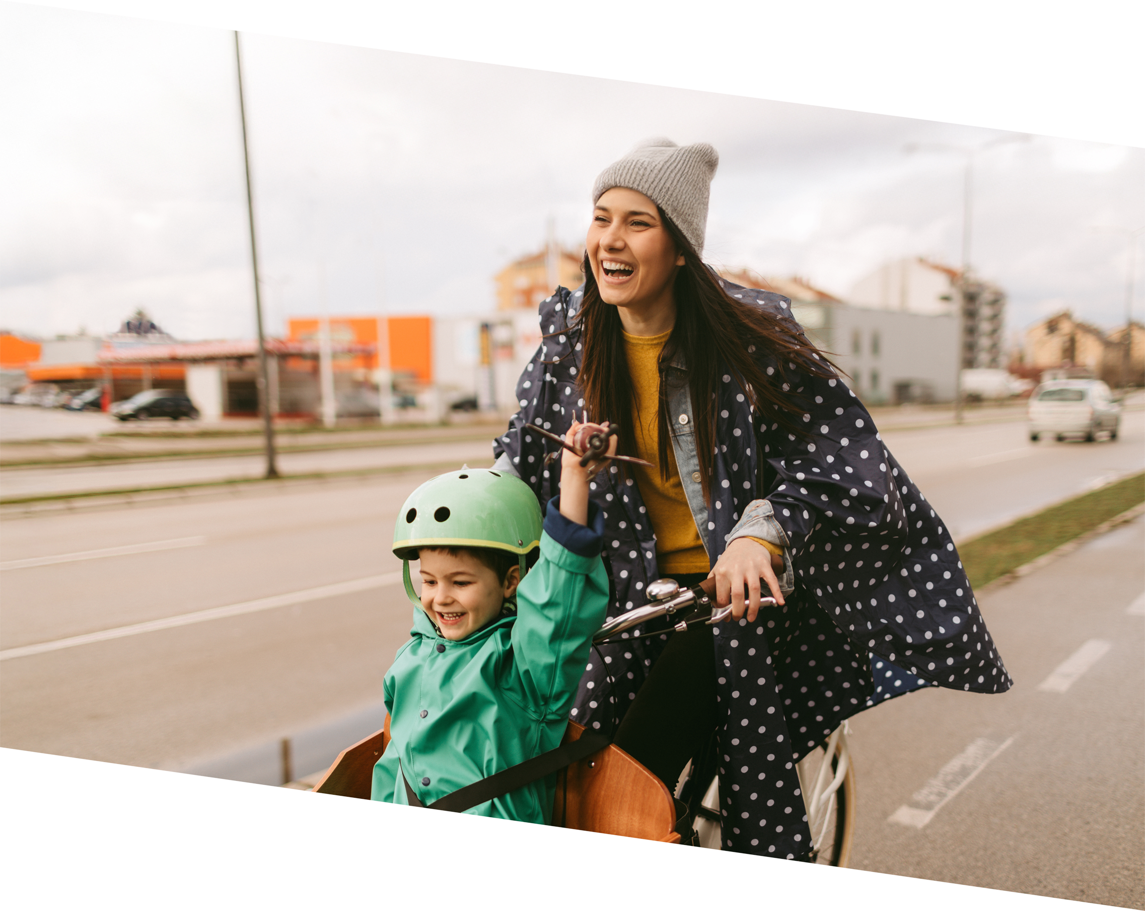 maman et enfant sur un vélo heureux